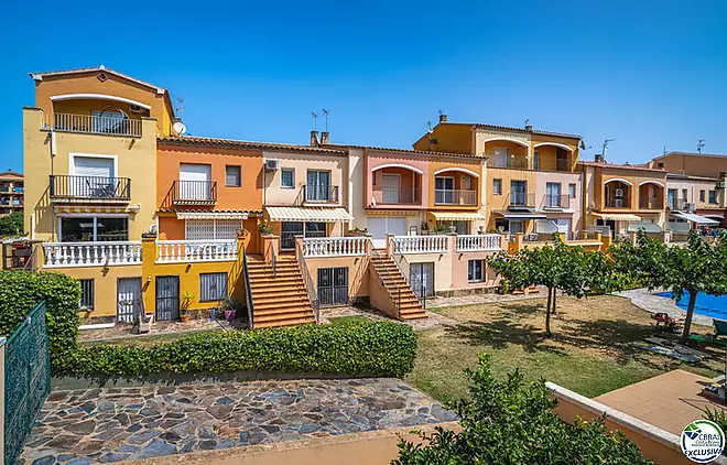 Casa al centre de la ciutat amb piscina comunitària