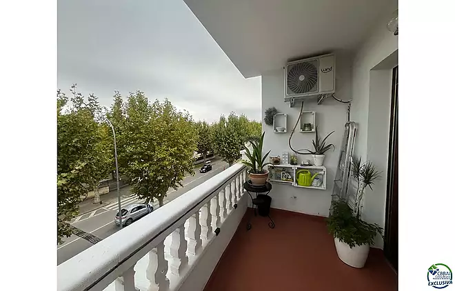 Bonic pis en venda a la zona comercial d'Empuriabrava.