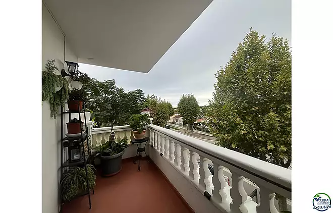 Bonic pis en venda a la zona comercial d'Empuriabrava.