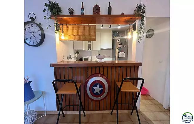 Bonic pis en venda a la zona comercial d'Empuriabrava.