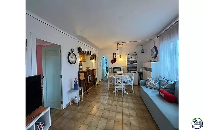 Bonic pis en venda a la zona comercial d'Empuriabrava.