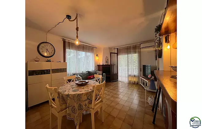 Bonic pis en venda a la zona comercial d'Empuriabrava.