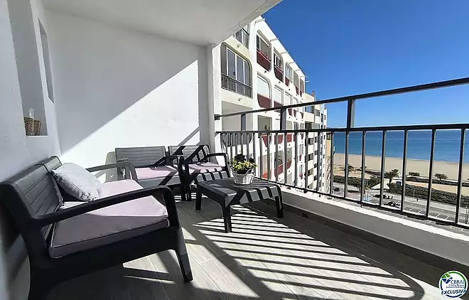 Apartament en primera línia de mar, reformat, amb terrassa i vistes al mar