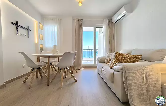 Apartament en primera línia de mar, reformat, amb terrassa i vistes al mar