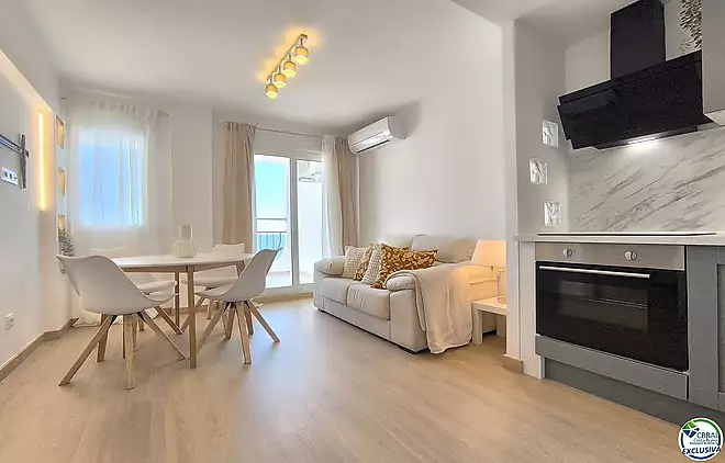 Apartament en primera línia de mar, reformat, amb terrassa i vistes al mar