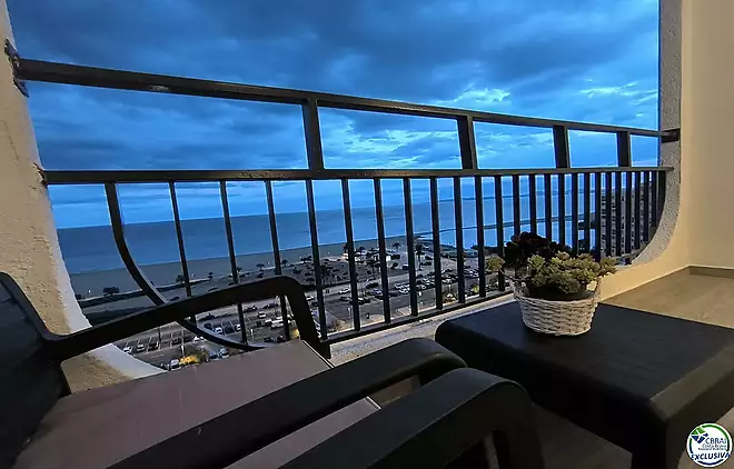 Apartament en primera línia de mar, reformat, amb terrassa i vistes al mar