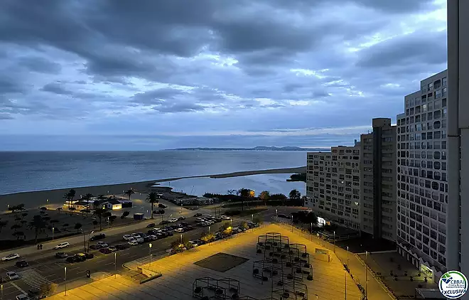 Apartament en primera línia de mar, reformat, amb terrassa i vistes al mar