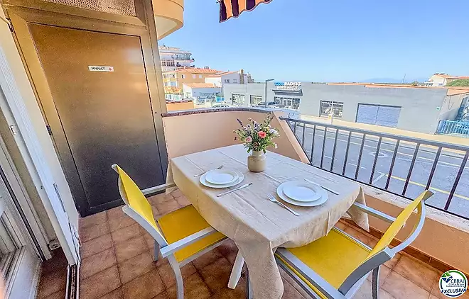 Apartament amb terrassa, pàrquing i vistes al canal · 250 m de la platja de Santa Margarita · Roses