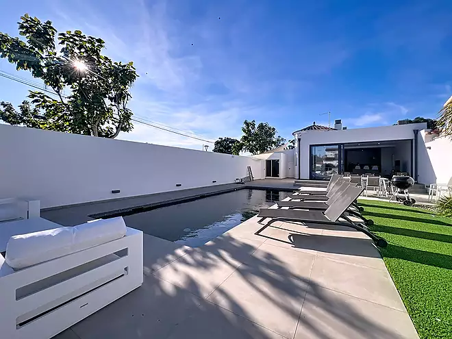 Vil·la moderna amb 11 m d'amarratge, piscina, hammam i llicència turística a peu pla a Empuriabrava.