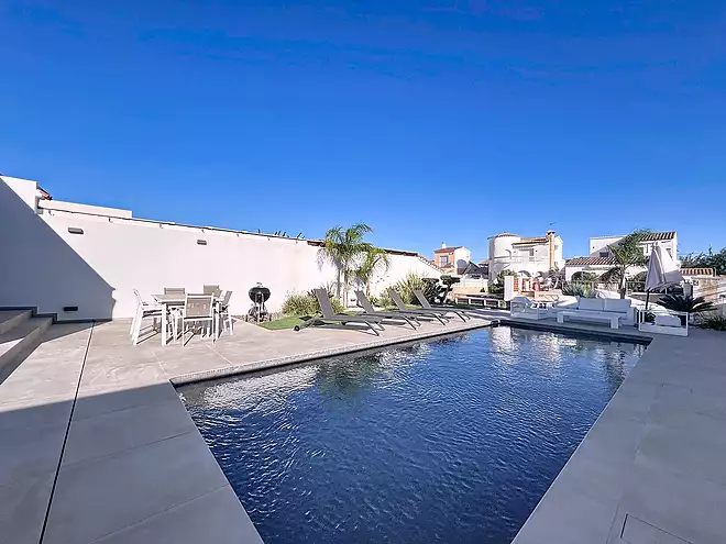 Vil·la moderna amb 11 m d'amarratge, piscina, hammam i llicència turística a peu pla a Empuriabrava.