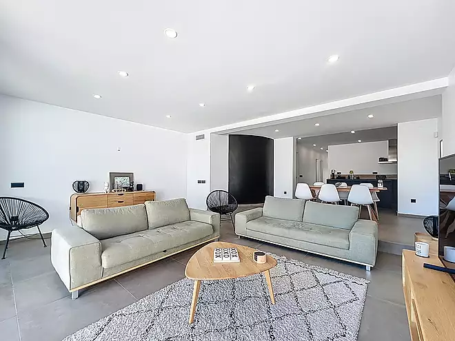 Vil·la moderna amb 11 m d'amarratge, piscina, hammam i llicència turística a peu pla a Empuriabrava.