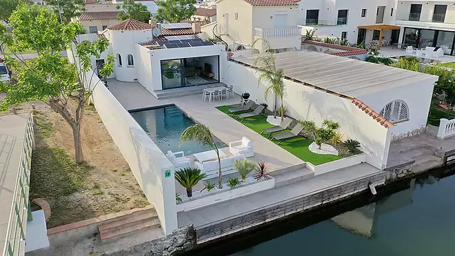Vil·la moderna amb 11 m d'amarratge, piscina, hammam i llicència turística a peu pla a Empuriabrava.