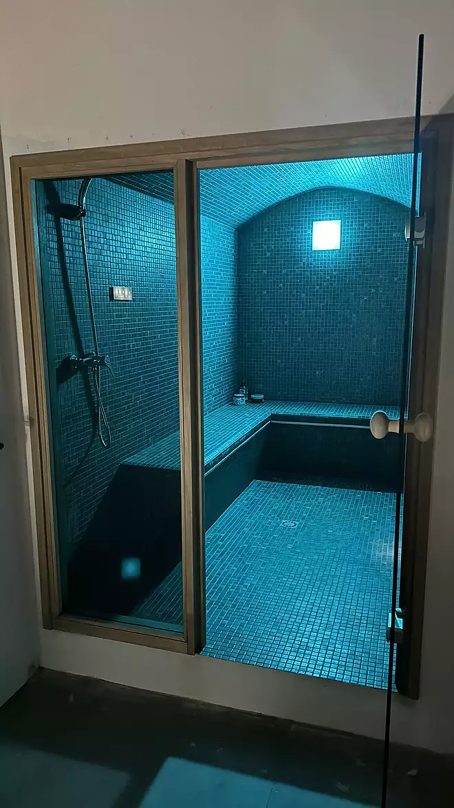 Vil·la moderna amb 11 m d'amarratge, piscina, hammam i llicència turística a peu pla a Empuriabrava.